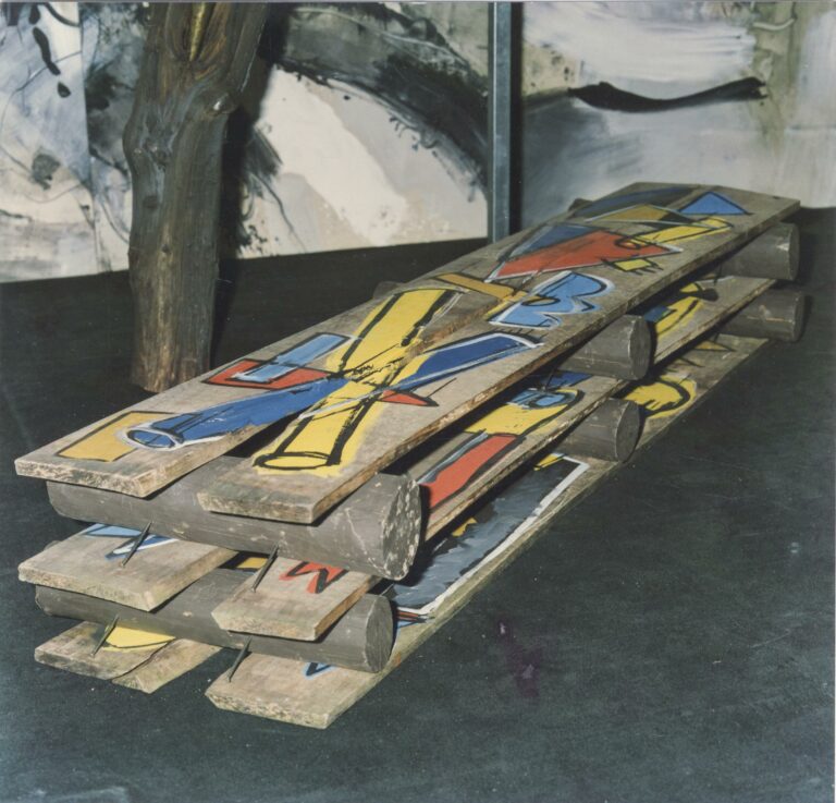 Stèles, stacked with seperating logs (original installation) - Gast MICHELS 