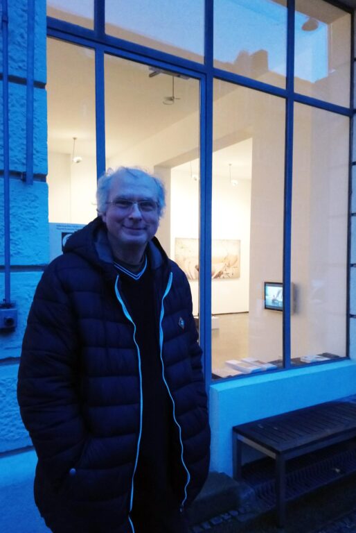 Bruno Kuhlmann Galerie artoxin, Angelika Donhärl, Bruno vor der Galerie artoxin
