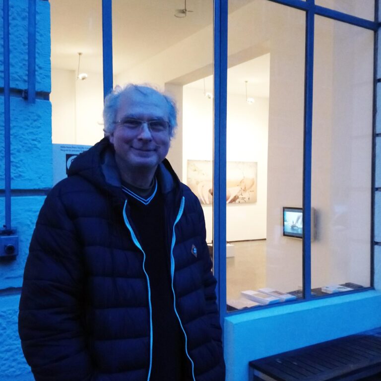 Bruno Kuhlmann Galerie artoxin, Angelika Donhärl, Bruno vor der Galerie artoxin