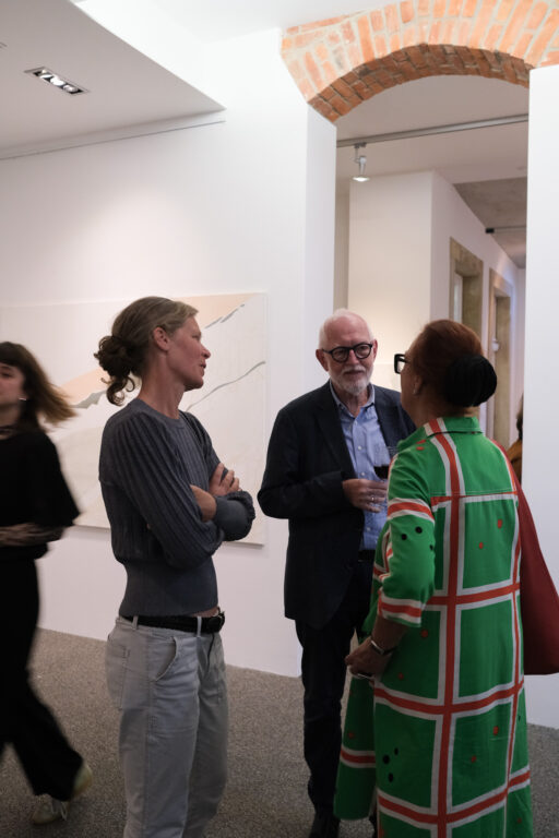 Vernissage – HINTER DEN WORTEN – Vivian Kahra 