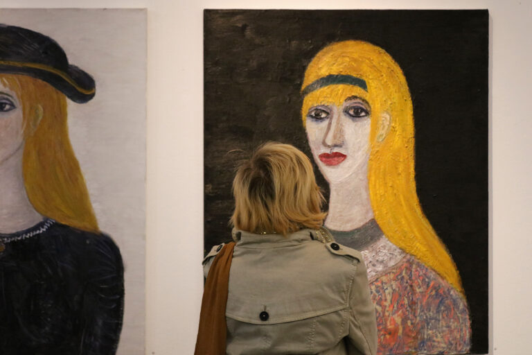 VIELE WAHRHEITEN: Ausstellung eröffnet 
