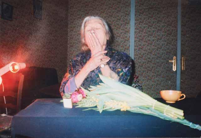 untitled (self-portrait with flowers I) - Bernadette Touilleux 