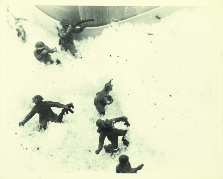ohne Titel (Sechs Soldaten im Schnee) - Marc Hogenkamp 