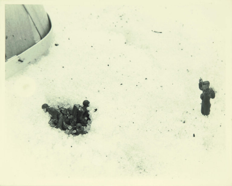 untitled (three soldiers in the snow) - Marc Hogenkamp 
