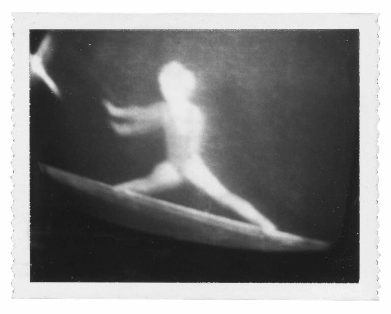 ohne Titel (Frau mit Surfboard Type 42) - Anonym (USA) 