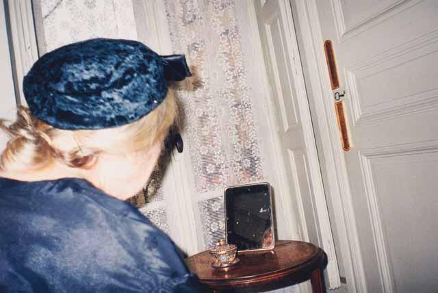 untitled (self-portrait make up mirror) - Bernadette Touilleux 