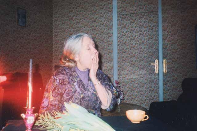ohne Titel  (Selbstportrait mit Blumenstrauss II) - Bernadette Touilleux 