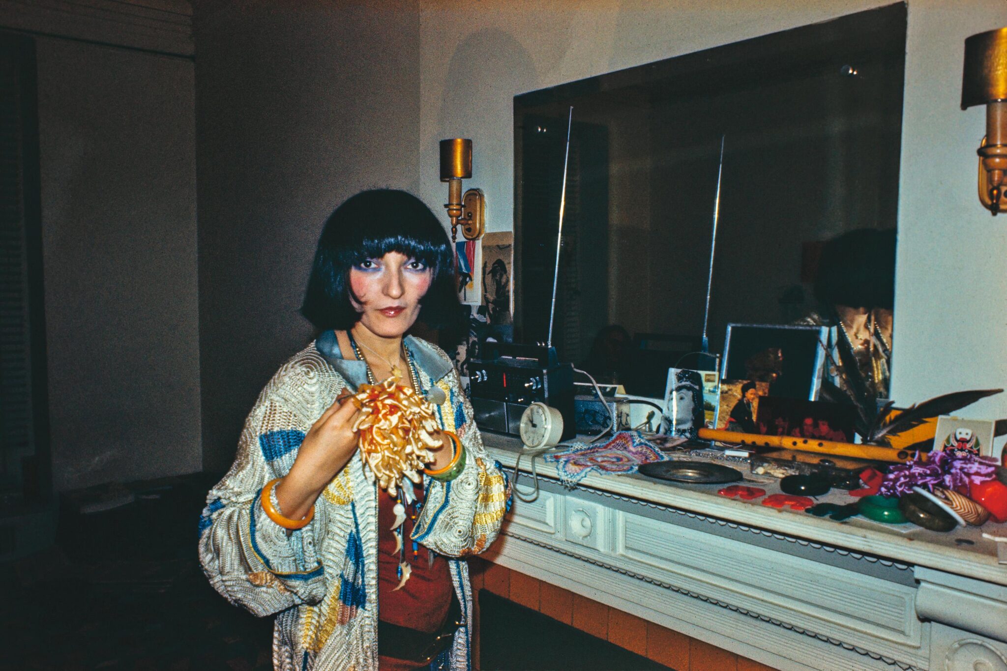 Woman by the fireplace - Albert Scopin 