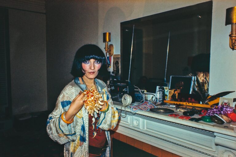 Woman by the fireplace - Albert Scopin 