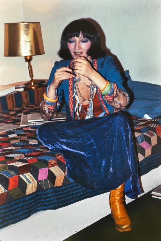 Fireplace Lady on bed - Albert Scopin 