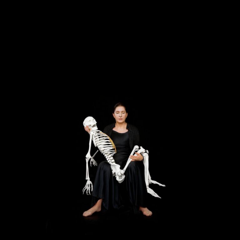 Holding the Skeleton - Marina Abramović 