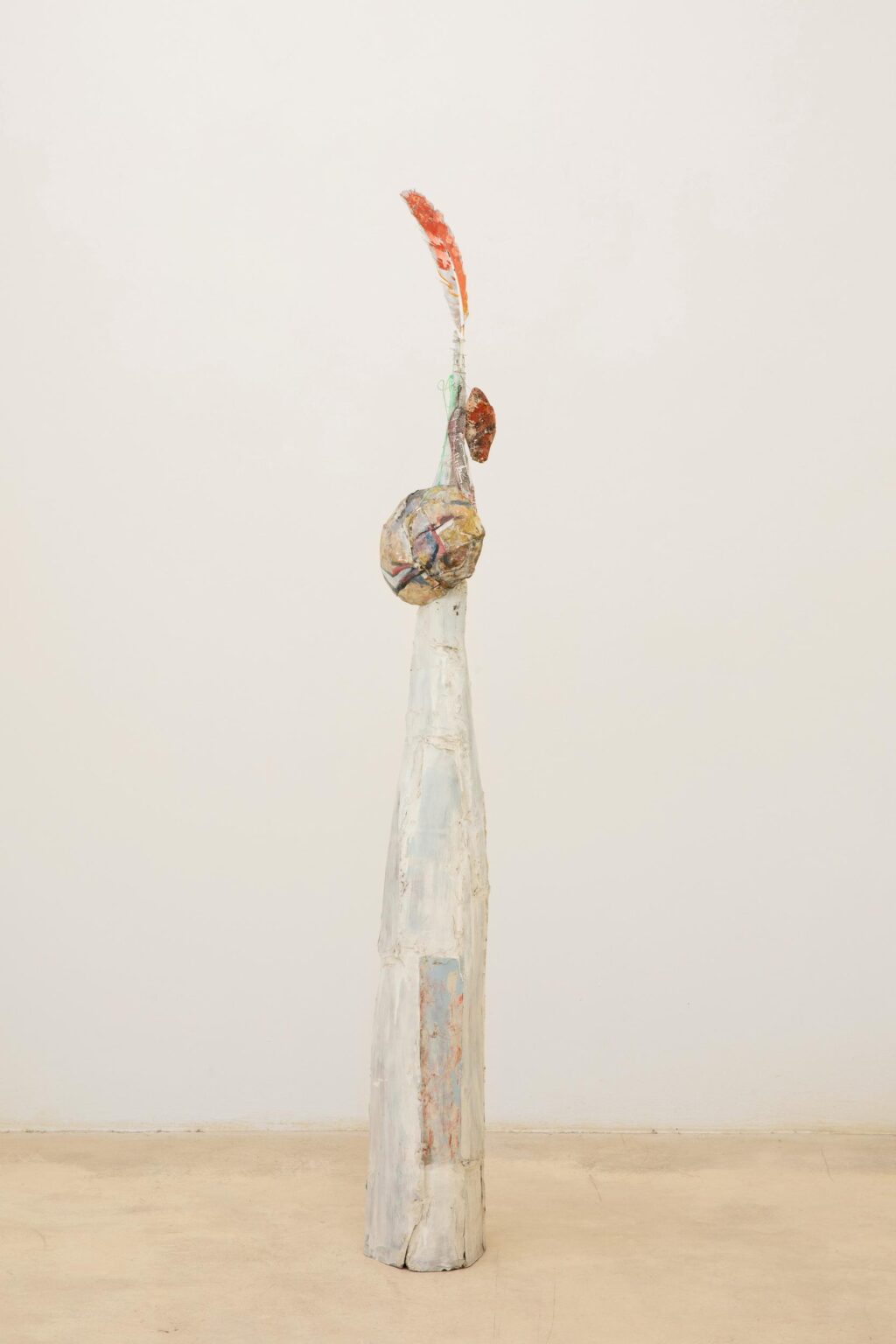 Skulptur mit Feder - Lois Weinberger 