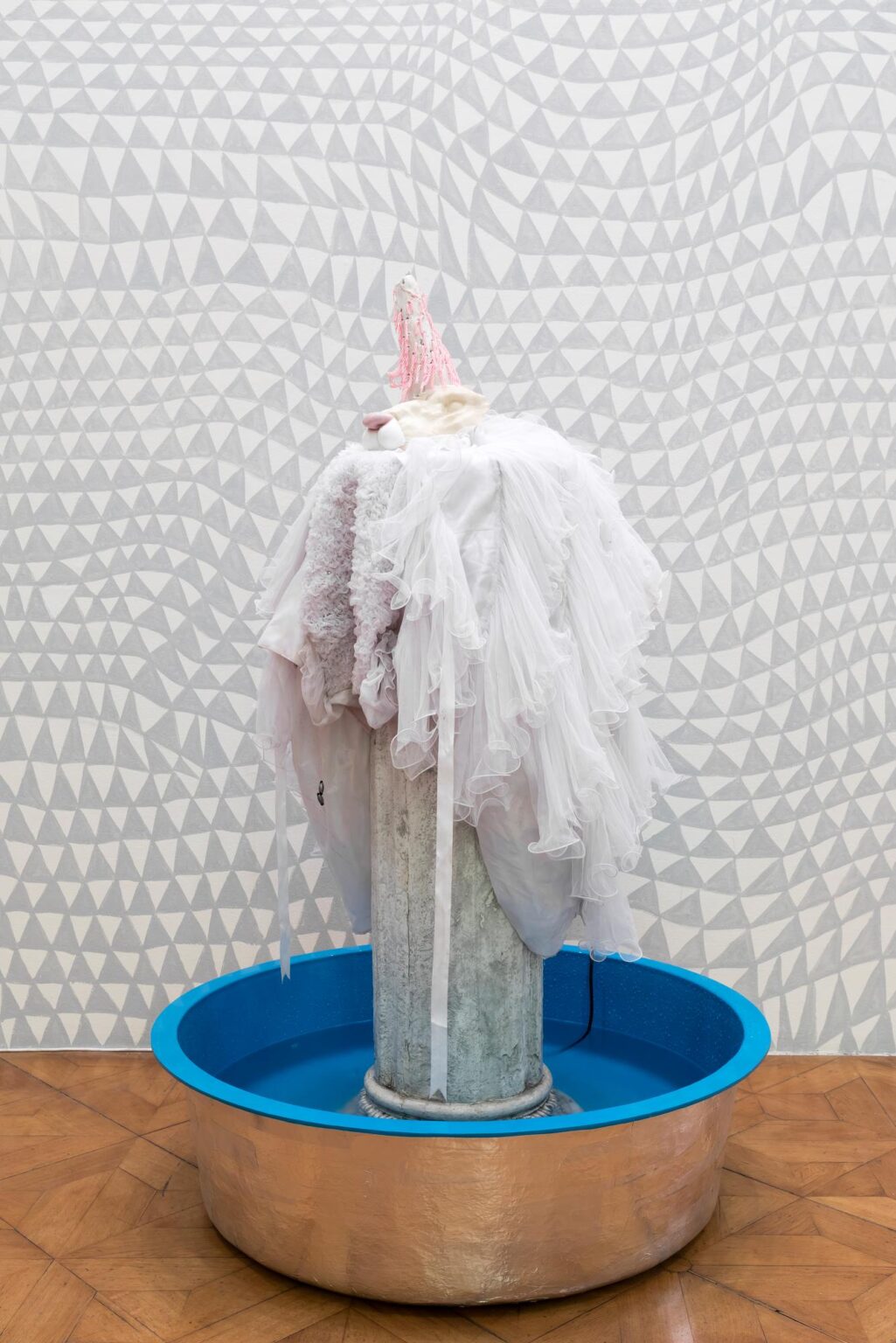 Water fountain - Ramin Haerizadeh, Rokni Haerizadeh, Hesam Rahmanian 