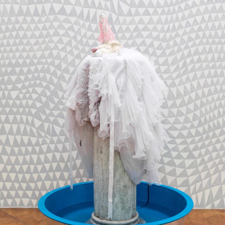 Water fountain - Ramin Haerizadeh, Rokni Haerizadeh, Hesam Rahmanian 