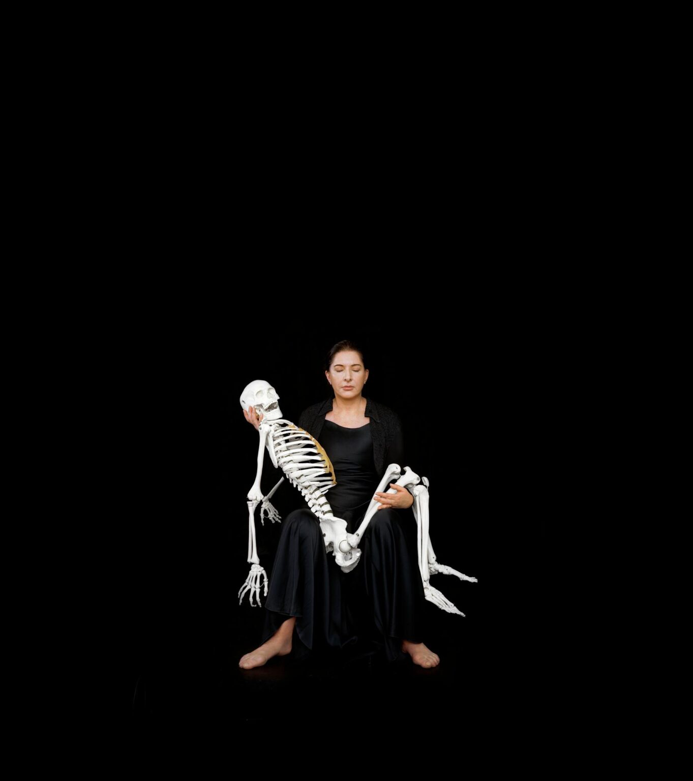 Holding the Skeleton - Marina Abramović 