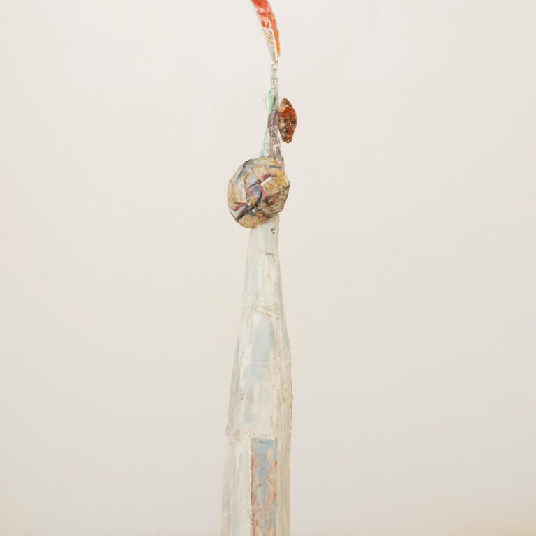 Skulptur mit Feder - Lois Weinberger 