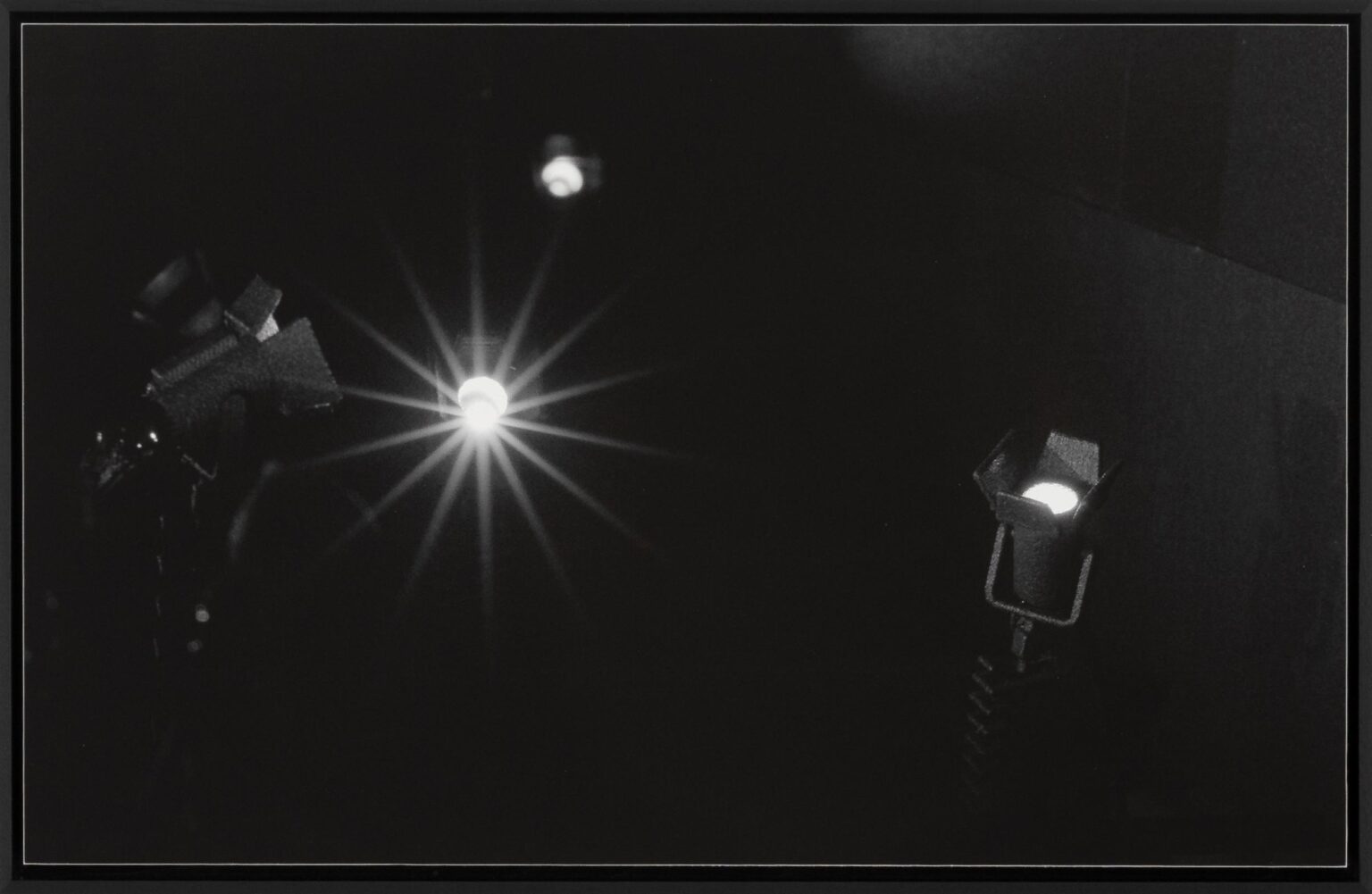 Spotlight detail (Serie: black rooms) - Bernd Oppl 