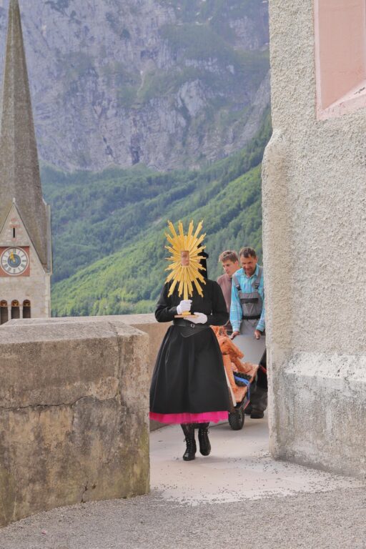 Bergfee Aktion: Prozession durch Hallstadt - Rosmarie Lukasser 