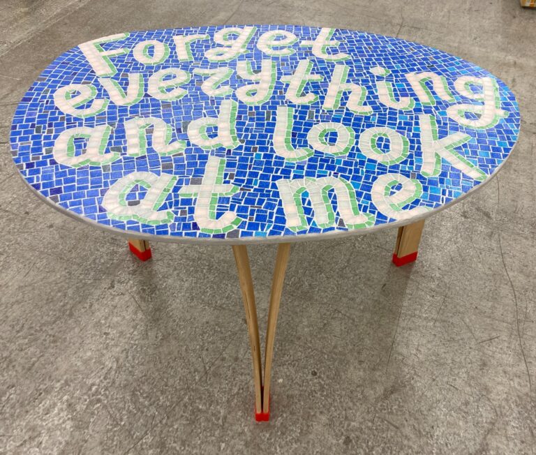Forget everything and look at me (Tischbeine: in Kooperation mit Maximilian Klammer) - Anna Khodorkovskaya 