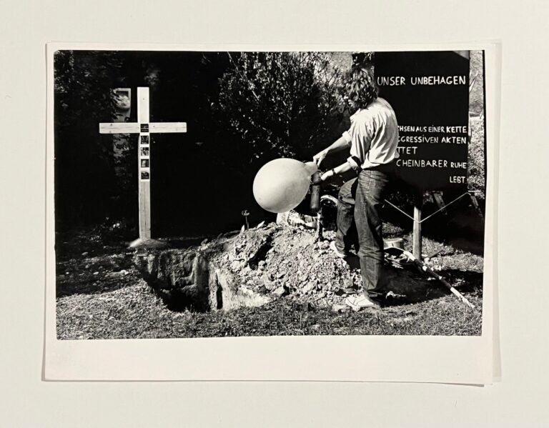 Ich schaufle dem Agressor sein Grab (1 Foto & Rohkopie) - Margot Pilz 