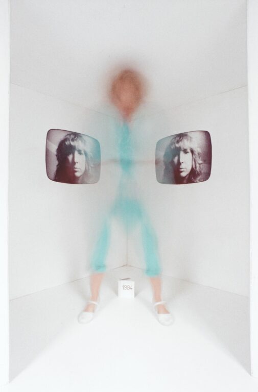 Surveillance, 7-teilige Serie - Margot Pilz 