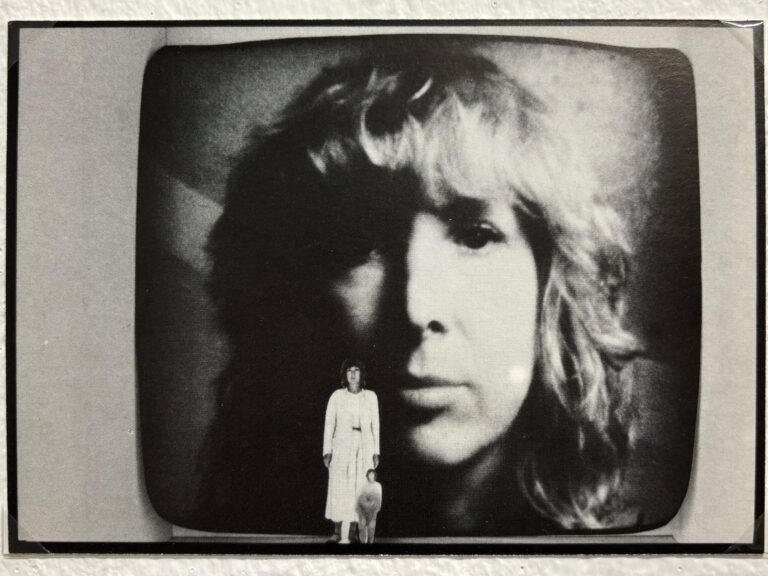 Postkarte: Margot Pilz, Aus: „Projekt weiße Zelle“, Video Identität (7-teilige Fotosequenz in s/w, abgebildet ist Nr. 3) - Margot Pilz 