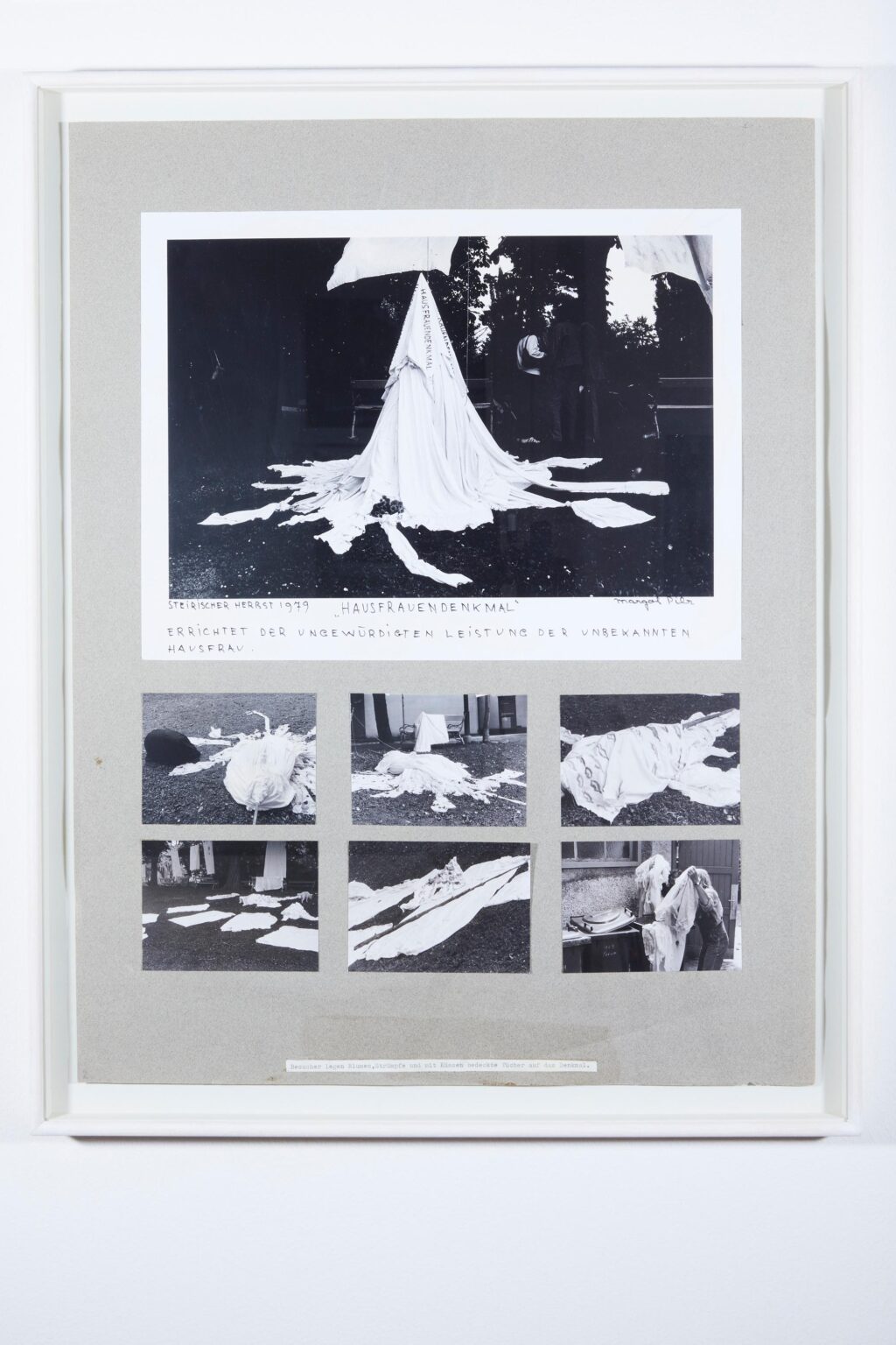 Hausfrauendenkmal (aufkaschiert auf grauen Karton, 1 gro&szlig;es und 6 kleine Fotos), Unikat - Margot Pilz 