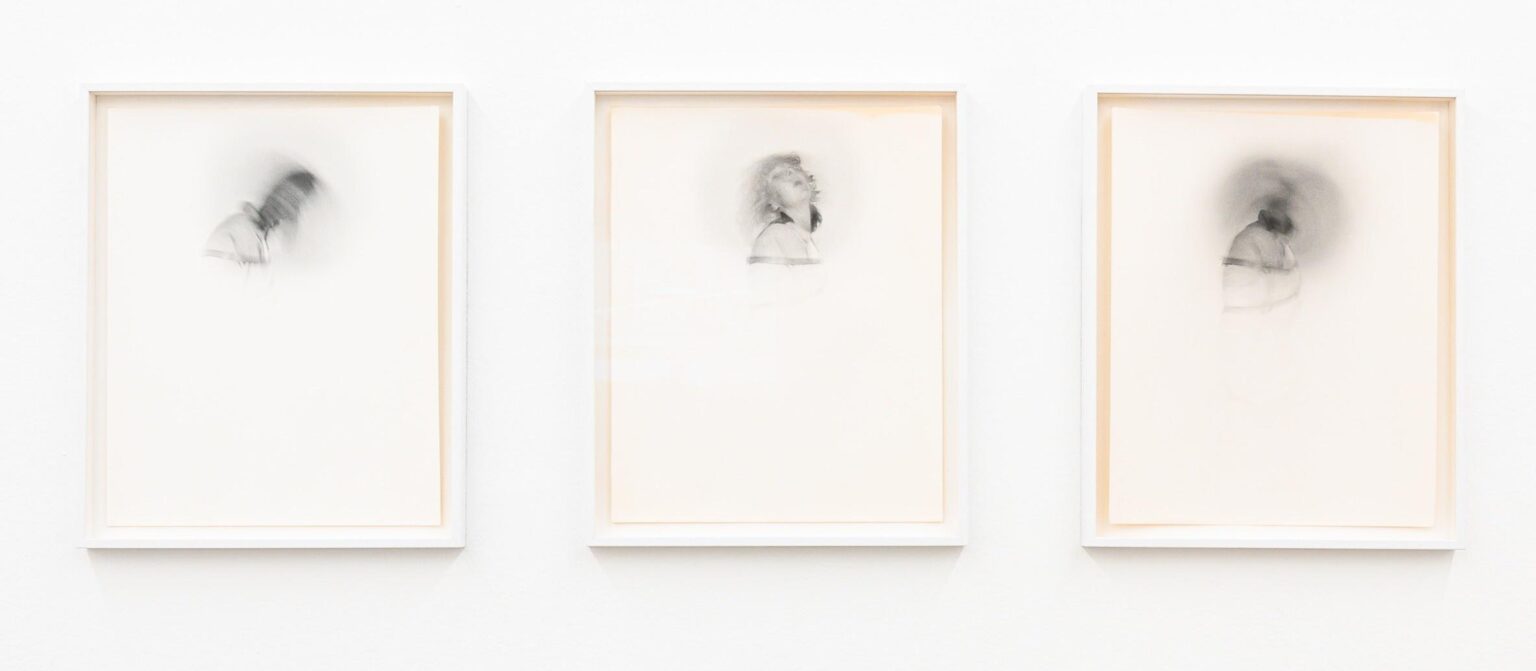 Sekundenskulpturen, Bondage, unscharf, 3 Teile aus 4-teiliger Serie - Margot Pilz 