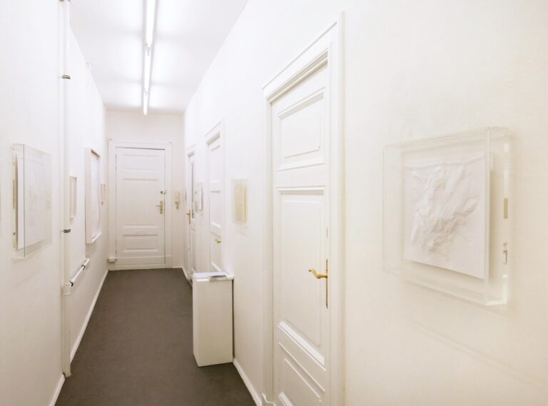 BACKSTAGE: Weiße Blätter - AJA VON LOEPER 