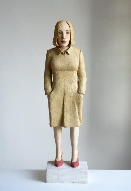 Junge Frau im khakifarbenem Kleid - ANNETTE MEINCKE-NAGY 