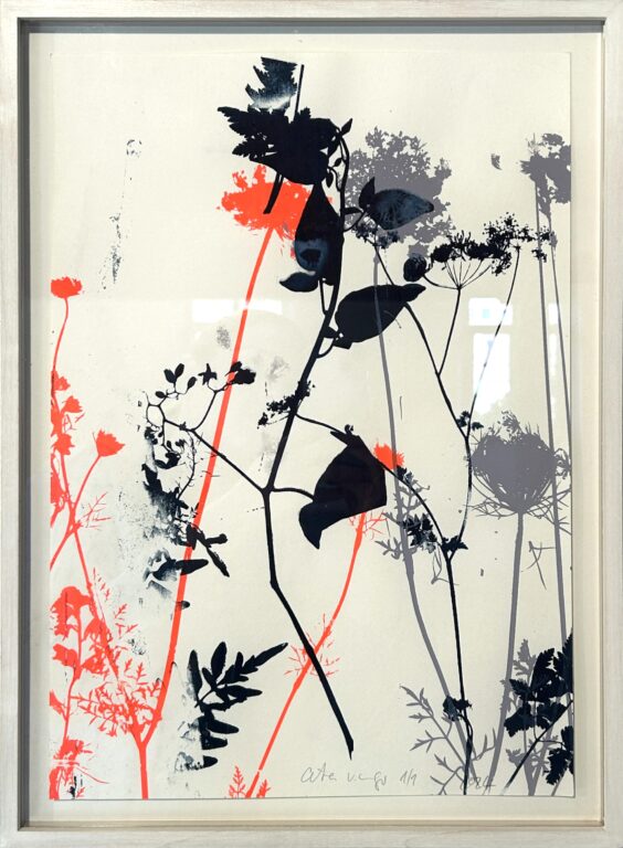 Silkflowers red, blue and grey - Asta von Unger Galerie Isabelle Lesmeister, Galerie Isabelle Lesmeister