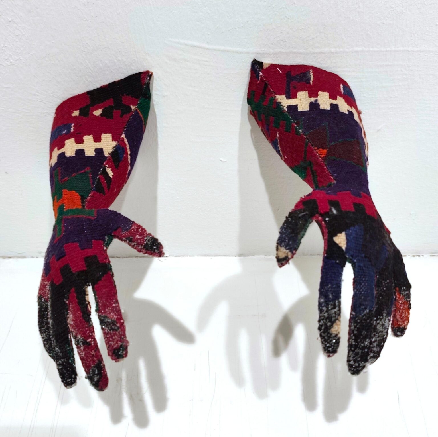 H&auml;nde Black Eyes - Noushin Redjaian 