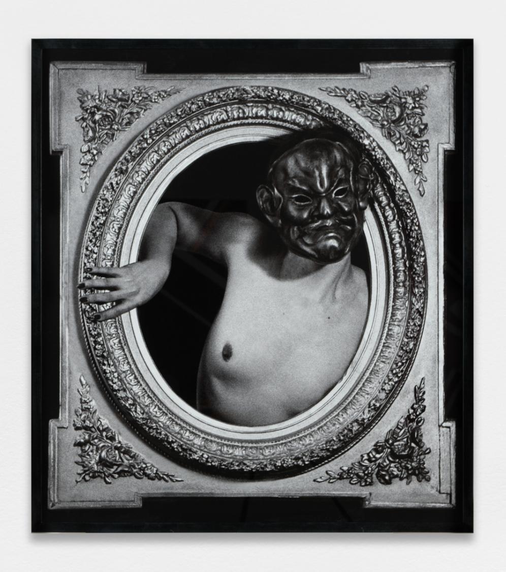CORPS-SCULPTURE, Tentative de sortir du cadre avec masque et un seul bras N&deg; 3 - ORLAN 