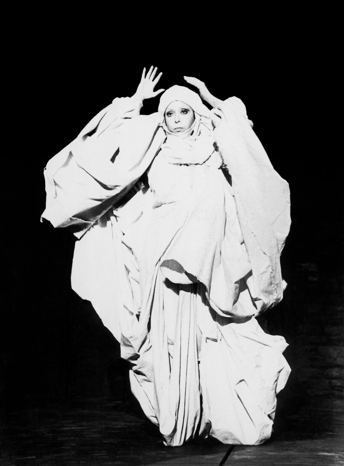 Vierge blanche sortant du noir - ORLAN 