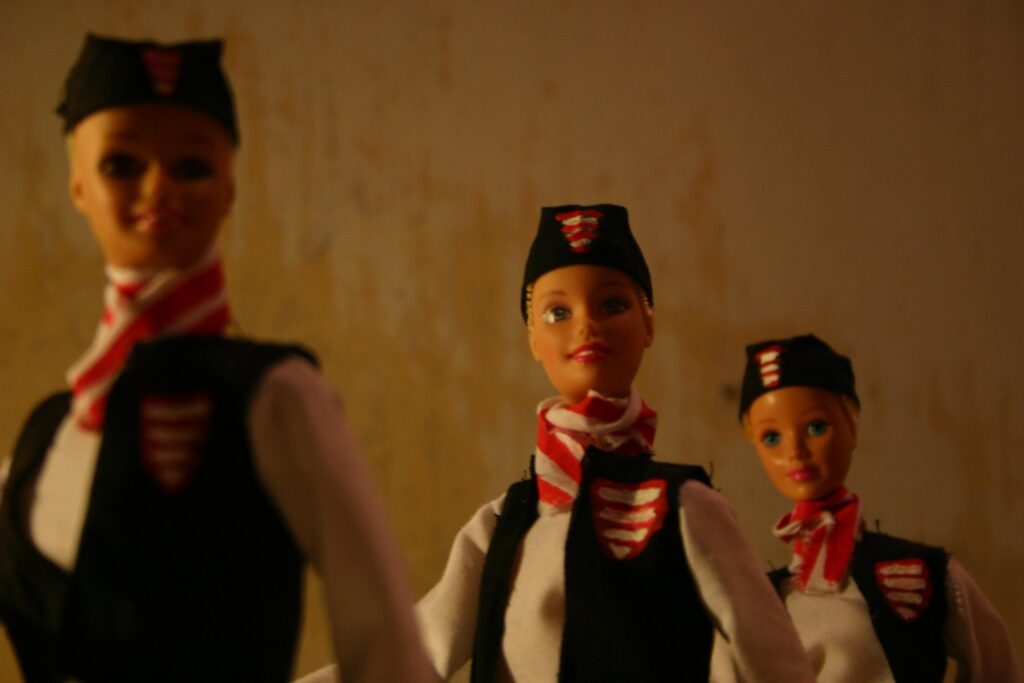 Marching Barbies. Videostill I 
