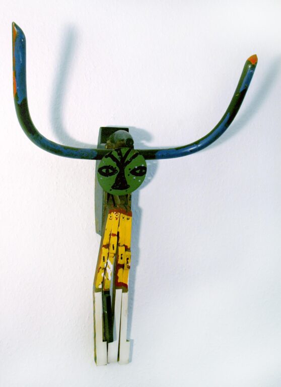 Thonet Afrika, Maskenobjekt aus objets trouvés - Raymond E. Waydelich 