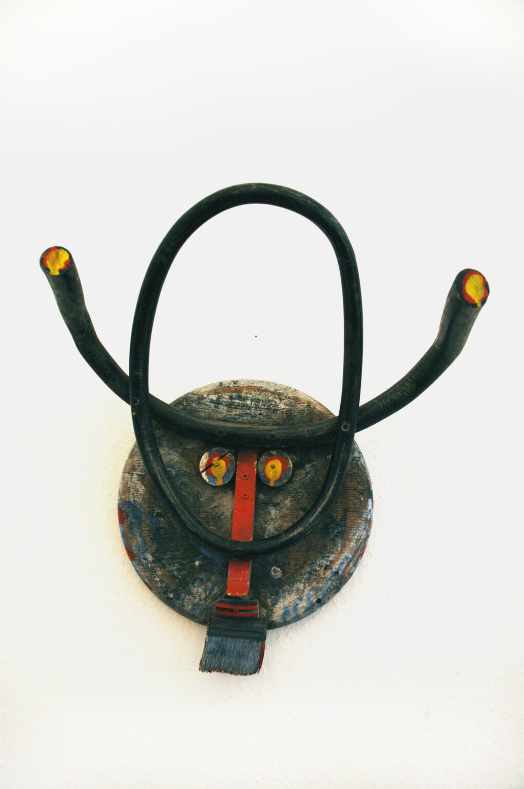 Thonet Afrika, Maskenobjekt aus objets trouv&eacute;s - Raymond E. Waydelich 
