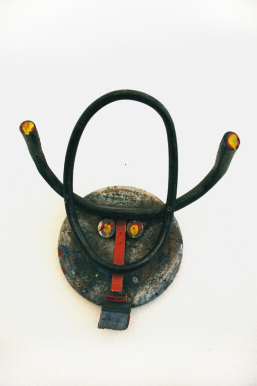 Thonet Afrika, Maskenobjekt aus objets trouvés - Raymond E. Waydelich 