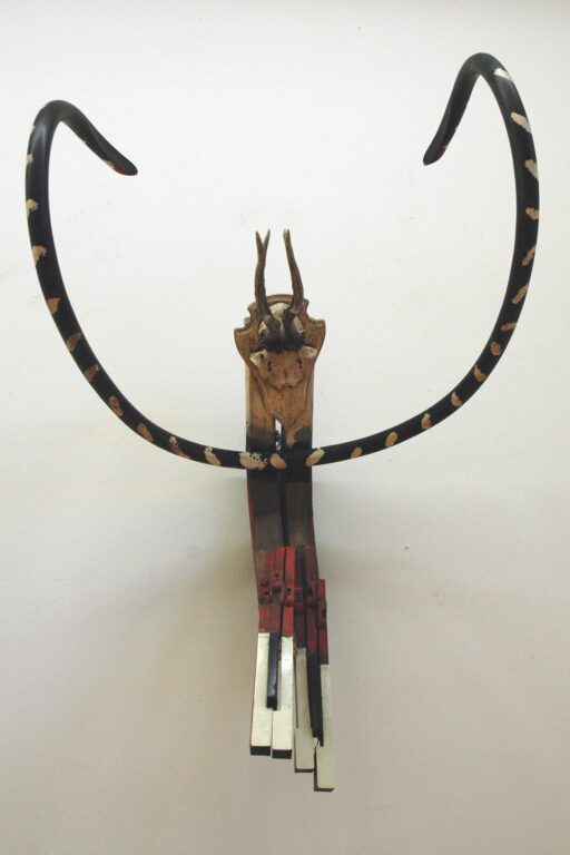 Thonet Afrika, Maskenobjekt aus objets trouvés - Raymond E. Waydelich 