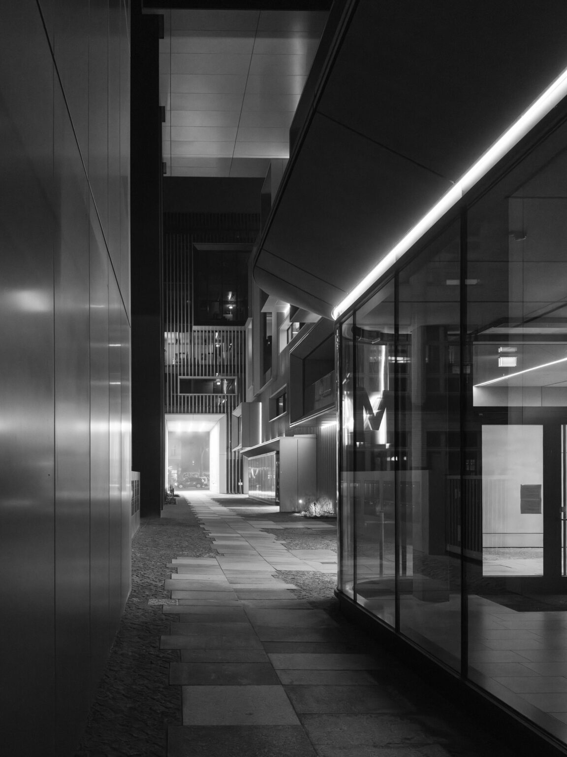 Zwischen den Hoefen Berlin - Lars Wiedemann 