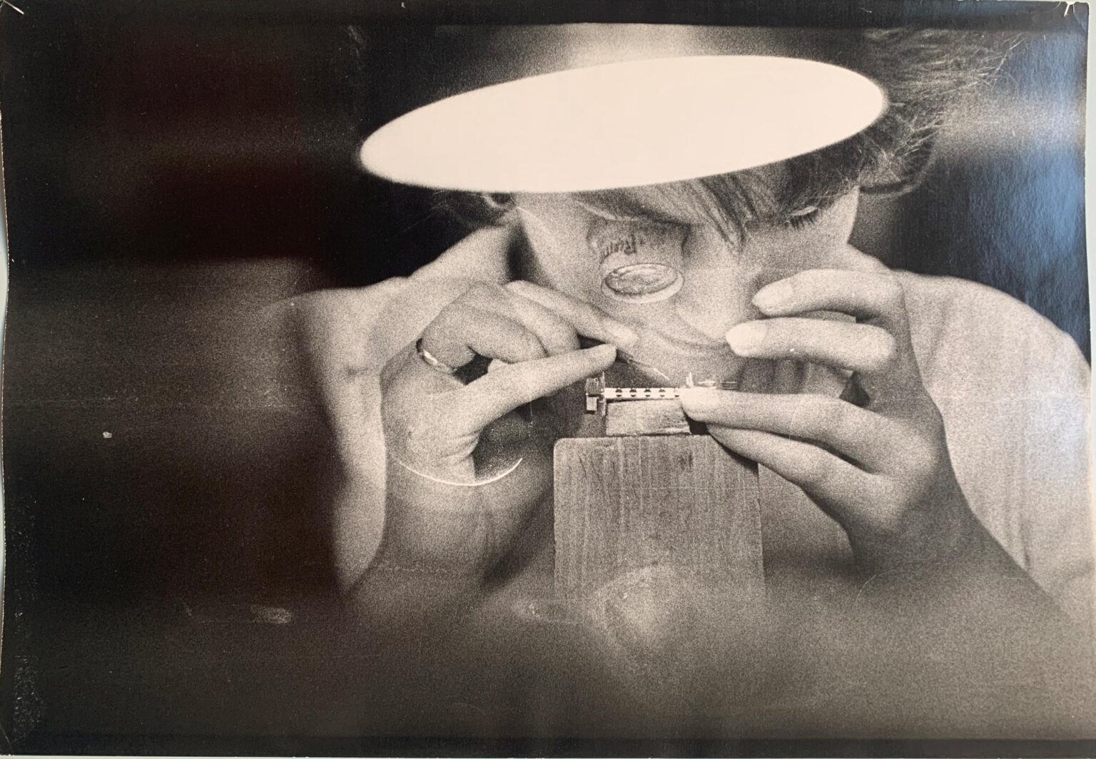 Frau mit Lupe - Evelyn Richter 