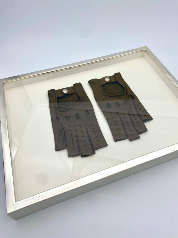 Ein Paar von Karl Lagerfelds ikonischen Handschuhen - Wunderkammer 