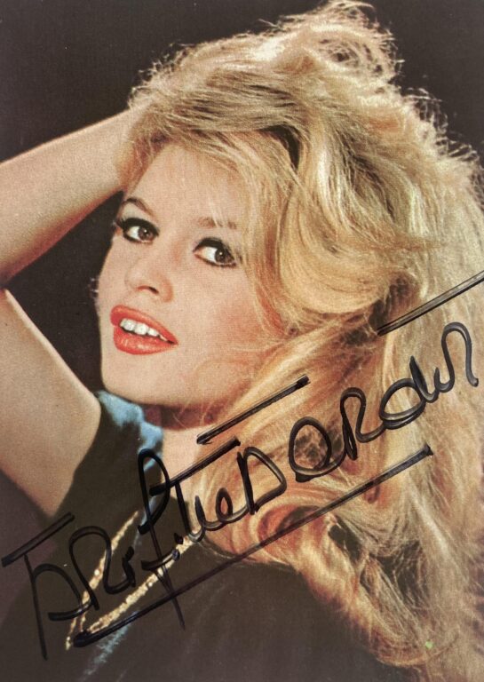 Farbige Autogramm-Postkarte mit Fotografie von Brigitte Bardot - Wunderkammer 