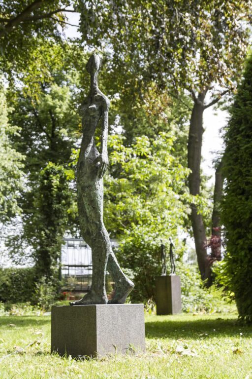 Mädchen das nach hinten schaut (groß) - Hannes Helmke 