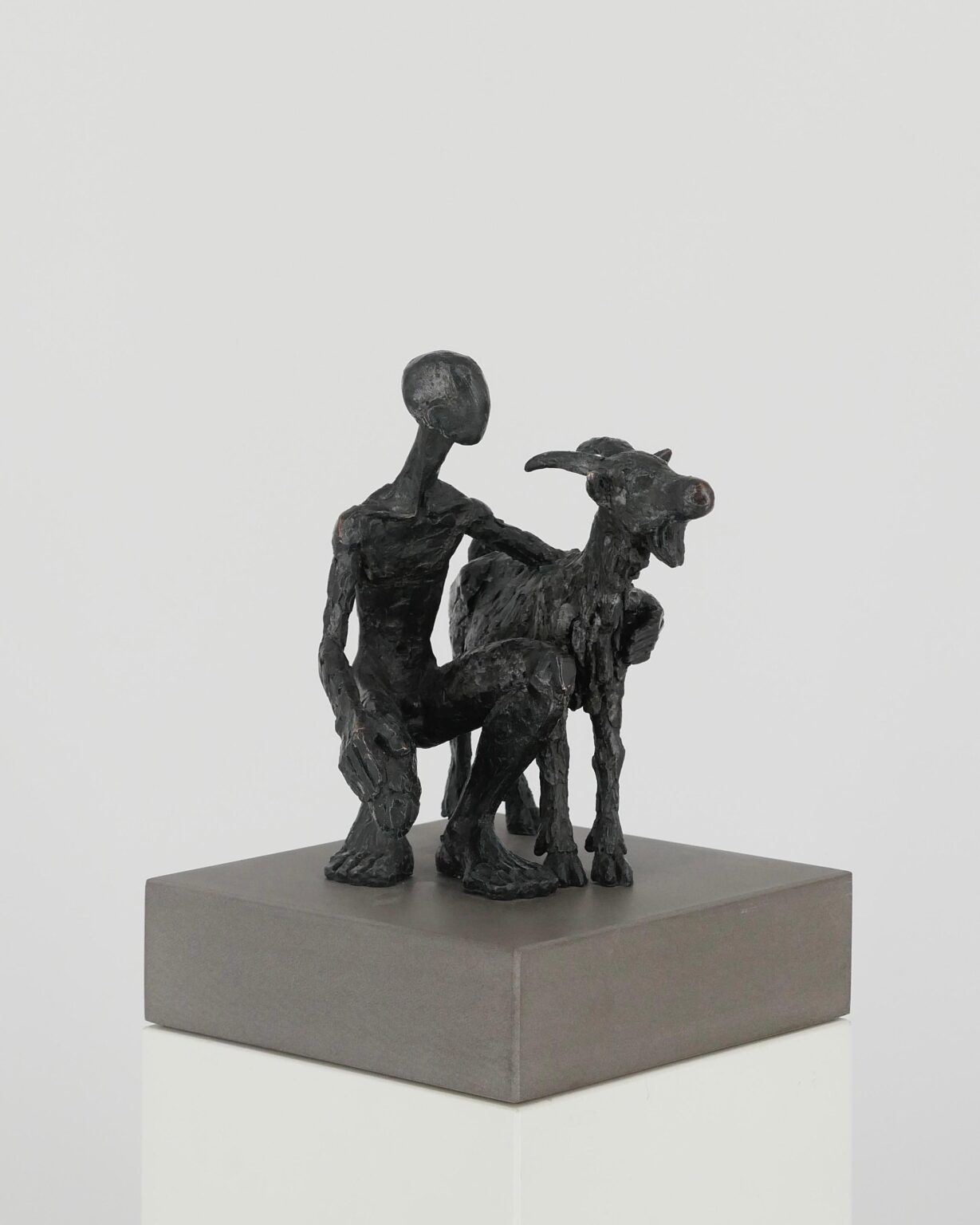 Figur mit Ziege - Hannes Helmke 