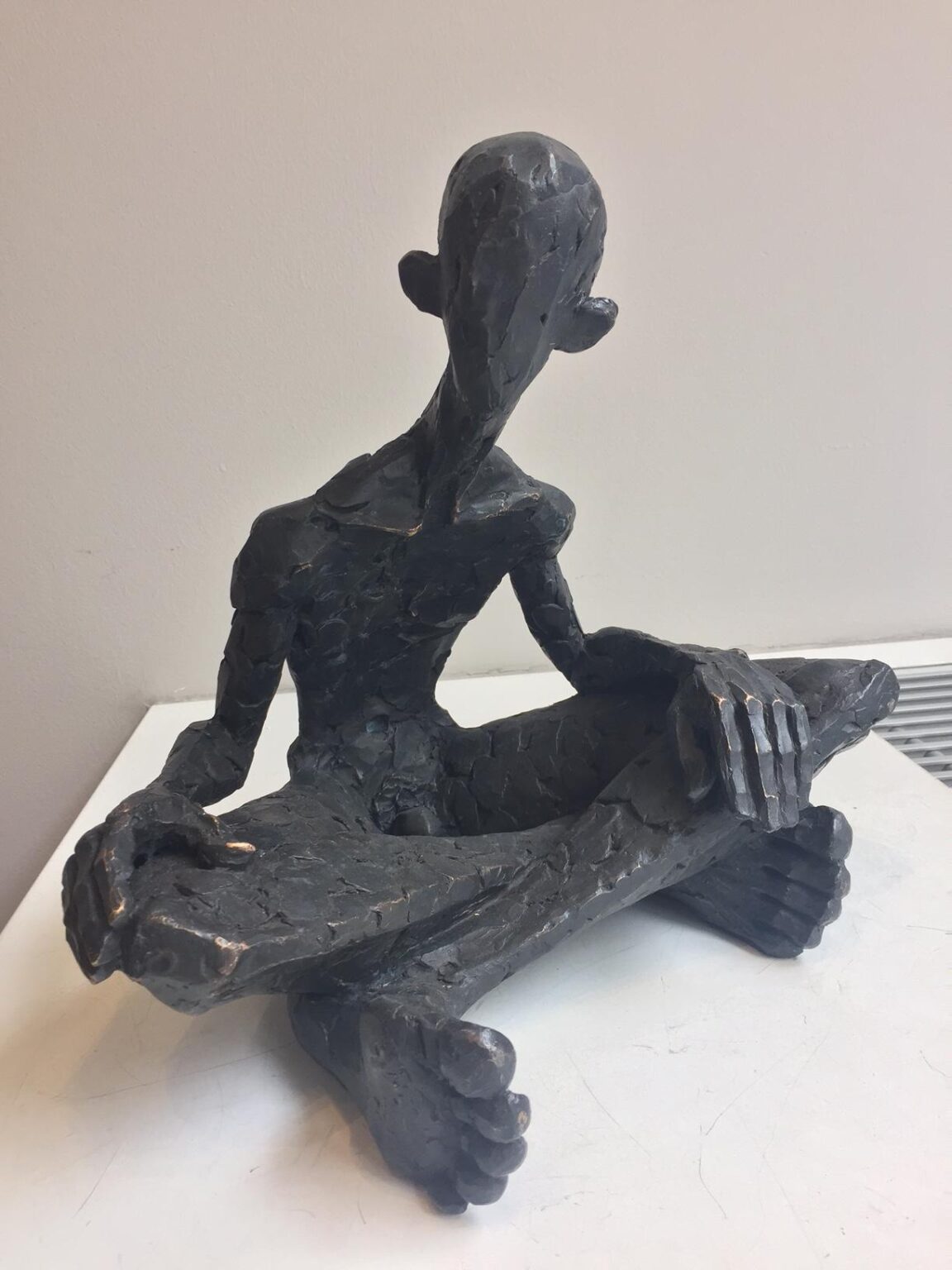 Figur im Schneidersitz - Hannes Helmke 