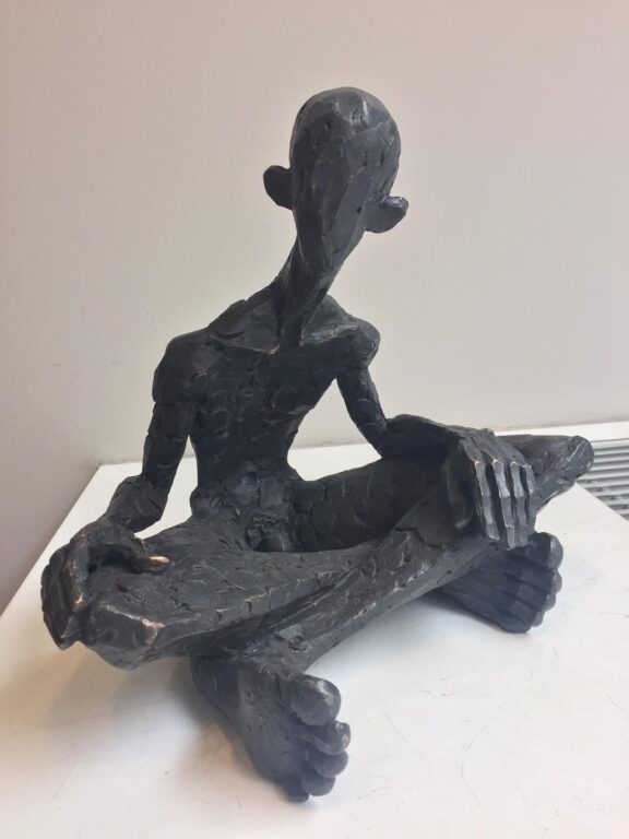 Figur im Schneidersitz - Hannes Helmke 