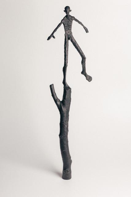 Figur die auf dem Dalben balanciert - Hannes Helmke 